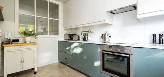 Flat for sale in Lindfield Gardens, Guildford, Surrey GU1