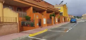 Casa adosada en calle de Pintor Pedro Cano