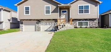 700 Winter Dr, Belton, MO 64012