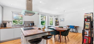 Flat for sale in Albion Road, London N16