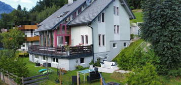 Großes Wohnhaus mit Einliegerwohnung, Wintergarten u. Terrasse! Herrlicher Grimmingblick!