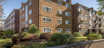 Flat to rent in Garden Court, Lichfield Road, Kew, Surrey TW9