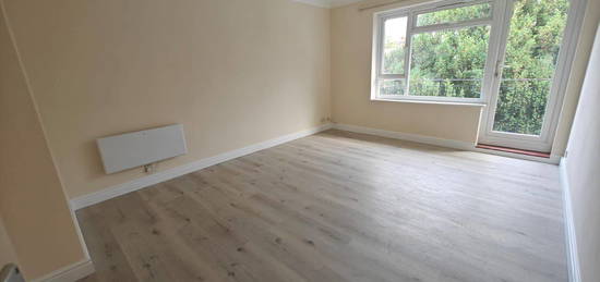 Flat to rent in Lovelace Road, Surbiton KT6