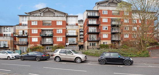 Flat to rent in Penn Place, Northway, Rickmansworth WD3