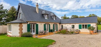 À Combon - Normande de 144m², 7 pièces, 3 chambres et un bureau, 275.000€