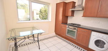 Flat to rent in Kingsway Court, Leeds, West Yorkshire LS17