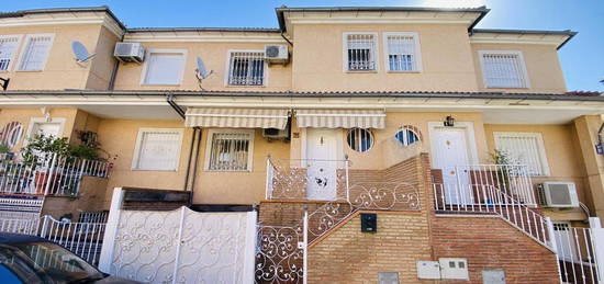 Casa adosada en venta en Molinos de Viento, Maracena