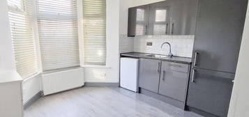 Studio to rent in Thorold Road, Ilford, Essex IG1