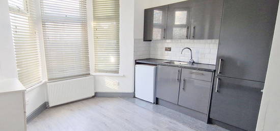 Studio to rent in Thorold Road, Ilford, Essex IG1