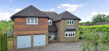 Detached house to rent in Avenue Road, Cranleigh GU6