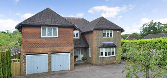 Detached house to rent in Avenue Road, Cranleigh GU6