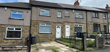 Town house to rent in Southmere Grove, Great Horton, Bradford BD7