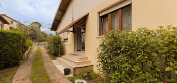 Quartier paisible, rare plain-pied, 3 chambres, garage, remises...terrain 417 m²