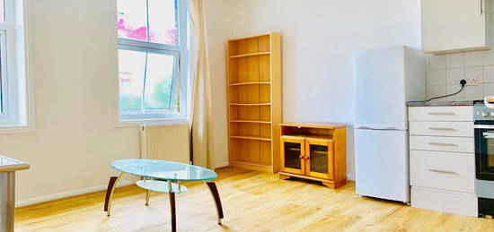 Flat to rent in Tapp Street, Whitechapel/Bethnal Green E1