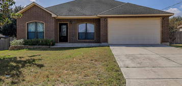 96 Windcrest, Floresville, TX 78114