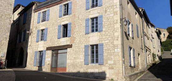 Maison en pierre à rénover avec local professionnel restauré en activité