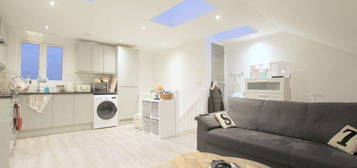 Duplex to rent in Upper Tooting Road, London SW17