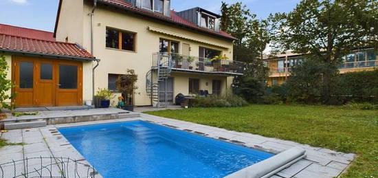 Coming Soon! Freistehendes 1-2 Familienhaus mit großem Garten und Pool