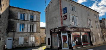 A SAISIR : GEMOZAC "ENSEMBLE IMMOBILIER" 365m2 avec Beau Logement T5 3 Chambres / Garage / Jardin 149.000 Euros