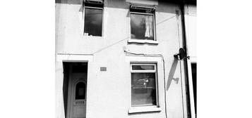 Flat to rent in Moor Road, Northampton NN10