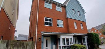 4 bedroom semi-detached house to rent