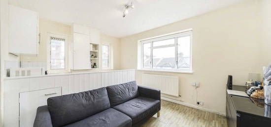 Flat to rent in Brewster Gardens, London W10