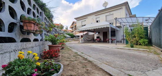 Villetta a schiera in vendita in via Vincenzo Agostinone, 1