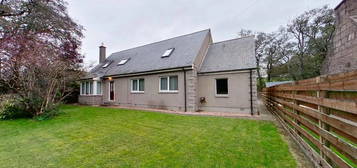 5 bedroom detached house