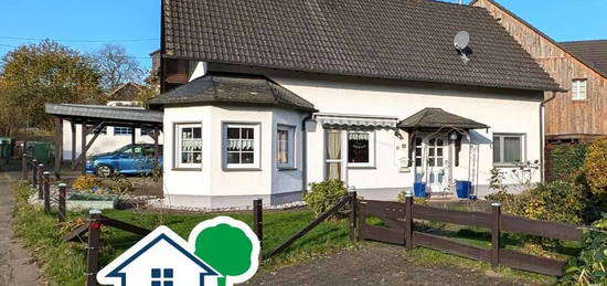 Zweifamilienhaus in schöner dörflicher Wohnlage!