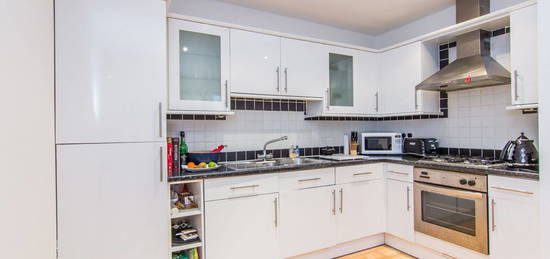 Flat to rent in Tower Bridge Road, London SE1