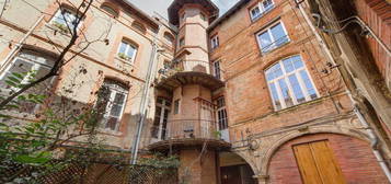 Toulouse place des Carmes, appartement de type T2 au deuxième étage avec balcon et sans vis à vis