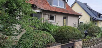 Freistehendes 1-2 Familienhaus mit großem Grundstück