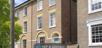 Flat to rent in Lansdowne Gardens, London SW8