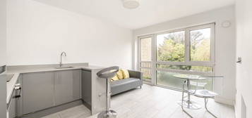 Flat to rent in Boundary Road, London NW8