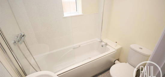 Flat to rent in Grove Road, Lowestoft NR32