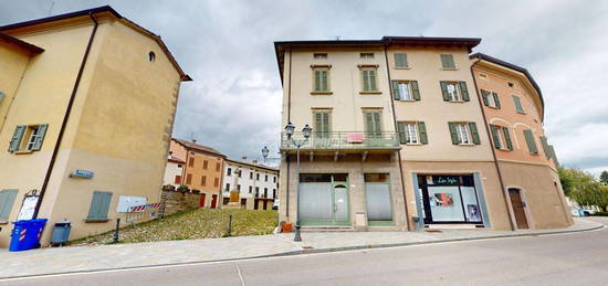 Quadrilocale in vendita in piazza Matilde di Canossa, 11