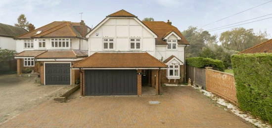 5 bedroom detached house