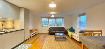 Flat to rent in Sidney Street, Whaitechapel E1