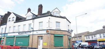 Flat to rent in Dock Road, Tilbury RM18