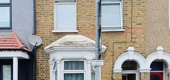 Terraced house to rent in Clarence Road, Grays RM17