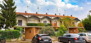 VILLA A SCHIERA A BEINASCO