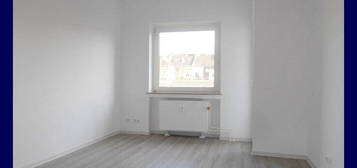 Klein + FEIN!! Modernisierte 2-Zimmer-Wohnung + Balkon, Vinyl-Designboden, Bad mit Wanne + Fenster