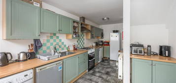 End terrace house to rent in Queensway, Brighton BN2