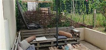 Studio meublé en RDC + terrasse La Roche sur Yon Robretieres Les Flâneries