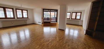 Imposante Wohnung mit Aufzug, 2 Loggien, Carport (Fußgängerzone)