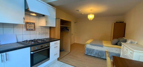 Room to rent in Lane End Road, High Wycombe HP12