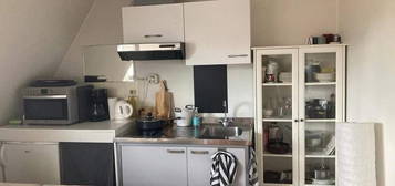 kamer met keuken en aparte slaapkamer