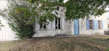 Maison en pierre comprenant 5 chambres et très très grand terrain.