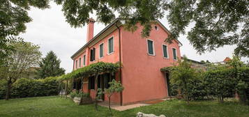 Villa in vendita in via Parisino