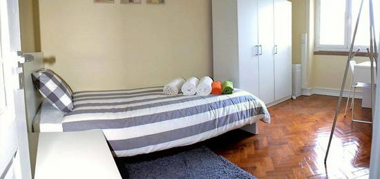 725731 - Quarto com cama de solteiro em...